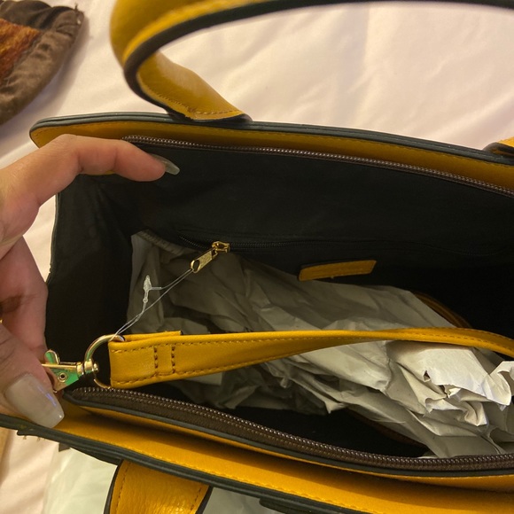 Handbags - Picture 2 of 3